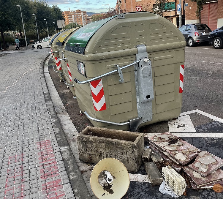 Cornellà multará con 850 euros a las personas que dejen la basura fuera de los contenedores