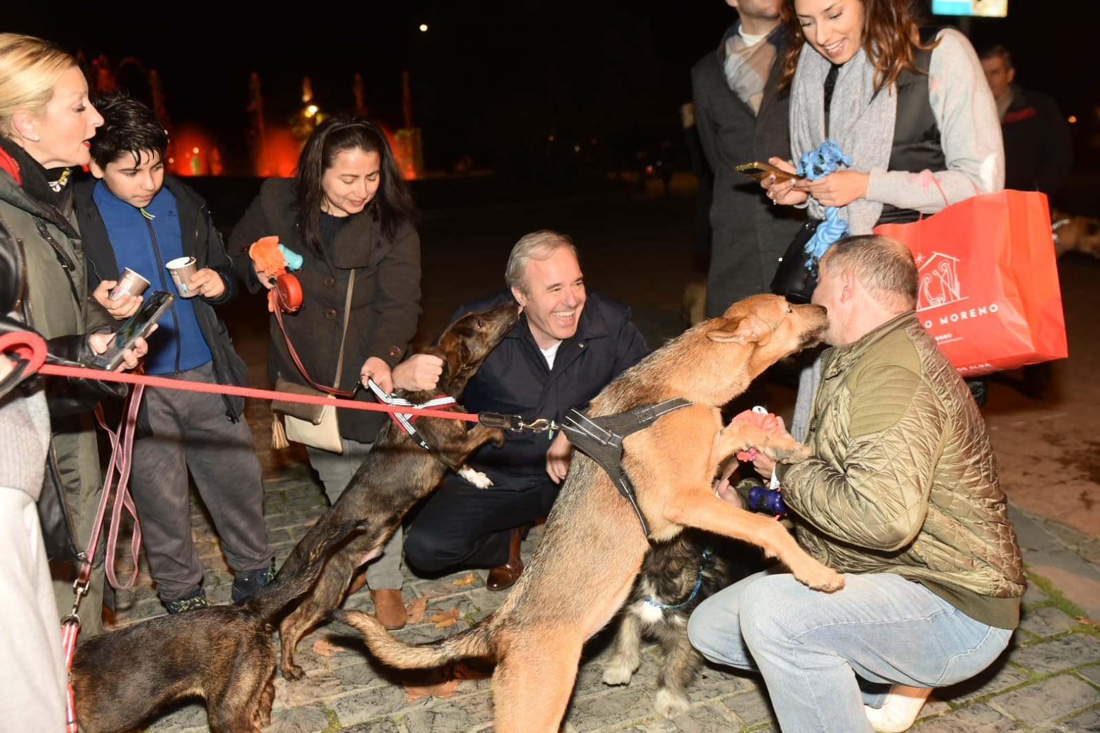El Ayuntamiento de Zaragoza organiza el primer encuentro 'Adopta, no compres' con las mascotas adoptadas del CMPA. Noticia. Ayuntamiento de Zaragoza