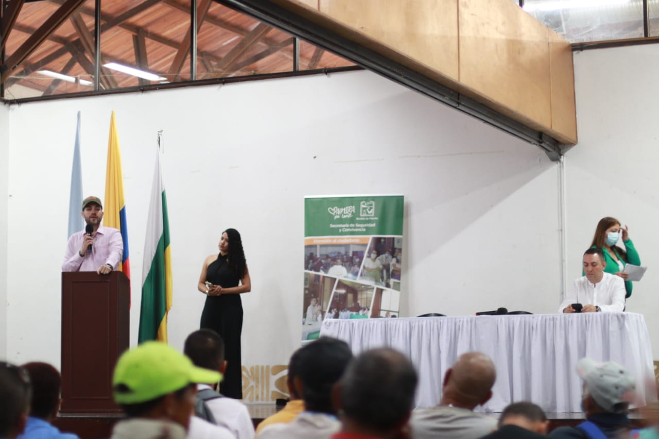 Entregamos 300 uniformes a los miembros del grupo de vigilancia comunitaria de Palmira