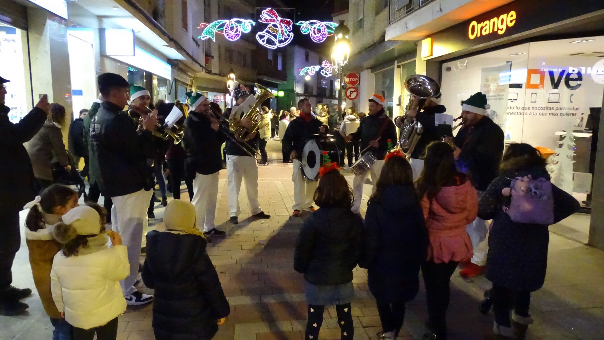 La Charanga Seri Brothers and Company alegra las calles de Quintanar en Navidad