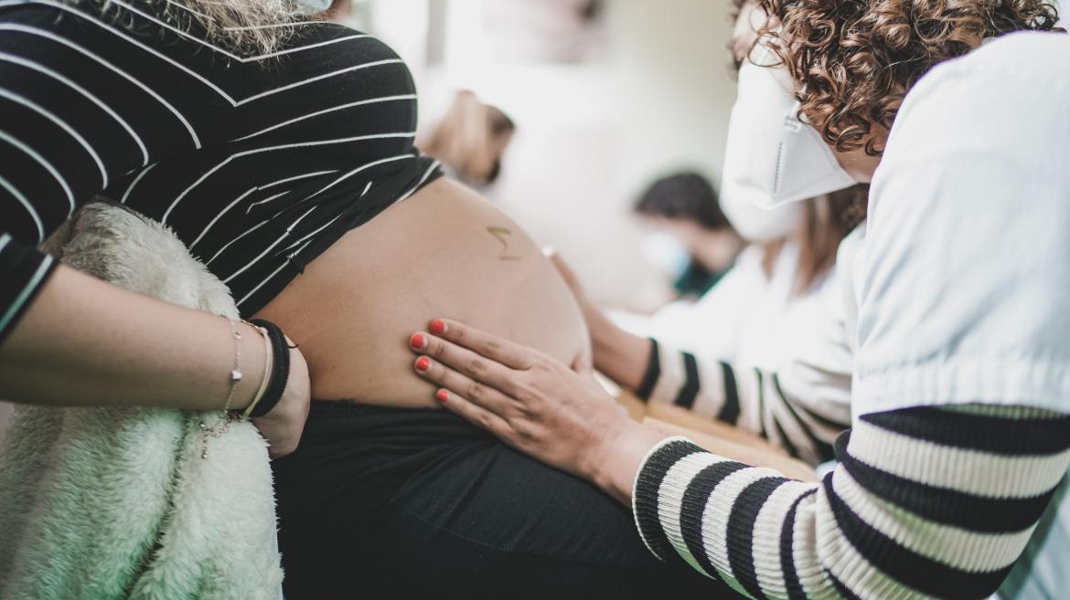 La Comunidad de Madrid flexibiliza el acceso a las ayudas de 500 euros mensuales para madres menores de 30 años
