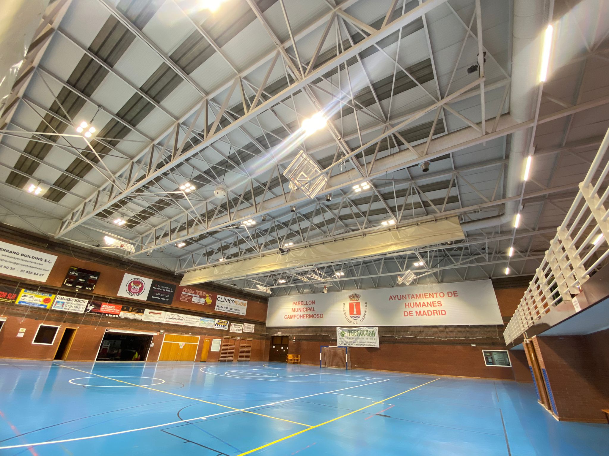 Nueva iluminación en la zona de pista y gradas del Pabellón Polideportivo “Campohermoso”
