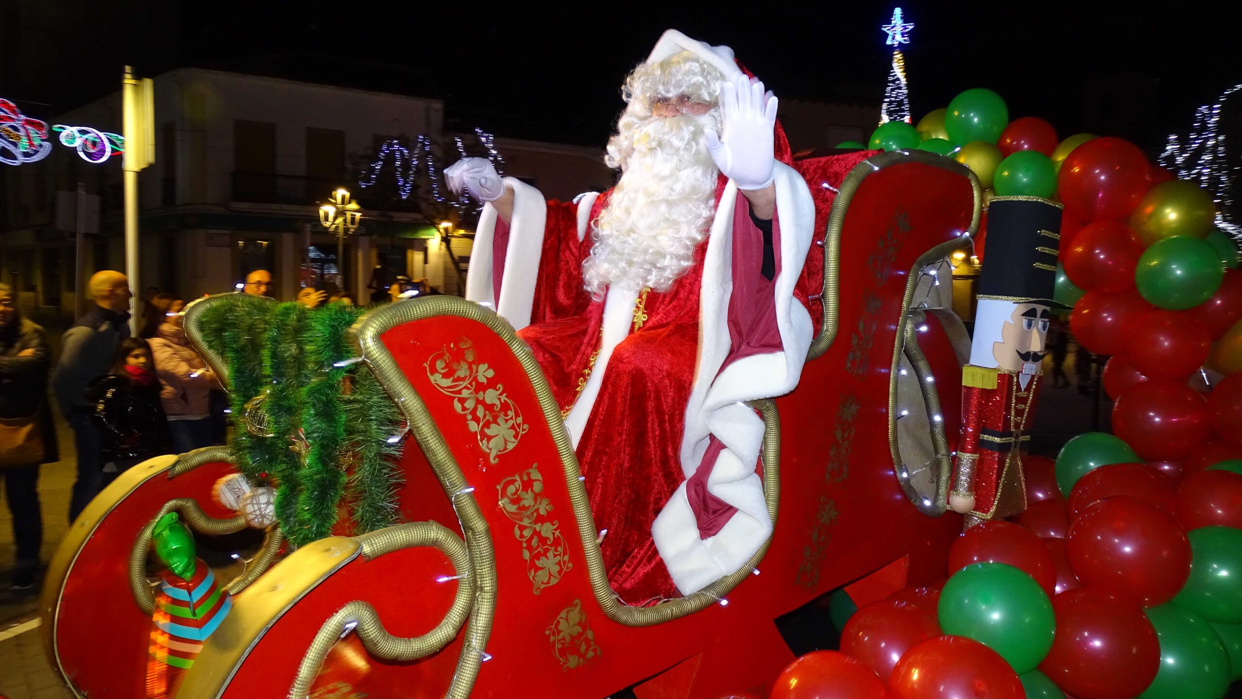 Quintanar disfruta de una vistosa y llamativa Cabalgata de Papá Noel