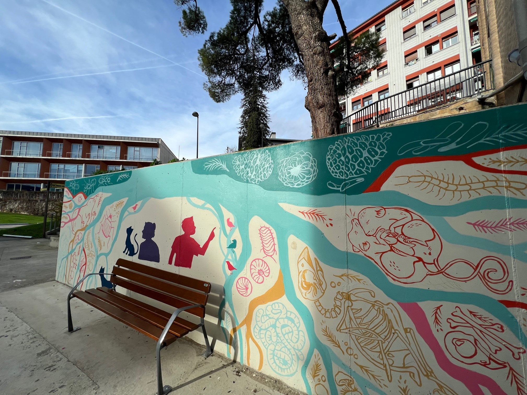 Un mural ‘recrea’ la vida bajo el emblemático pino de la calle Juan de Labrit – Ayuntamiento Estella-Lizarra Udala