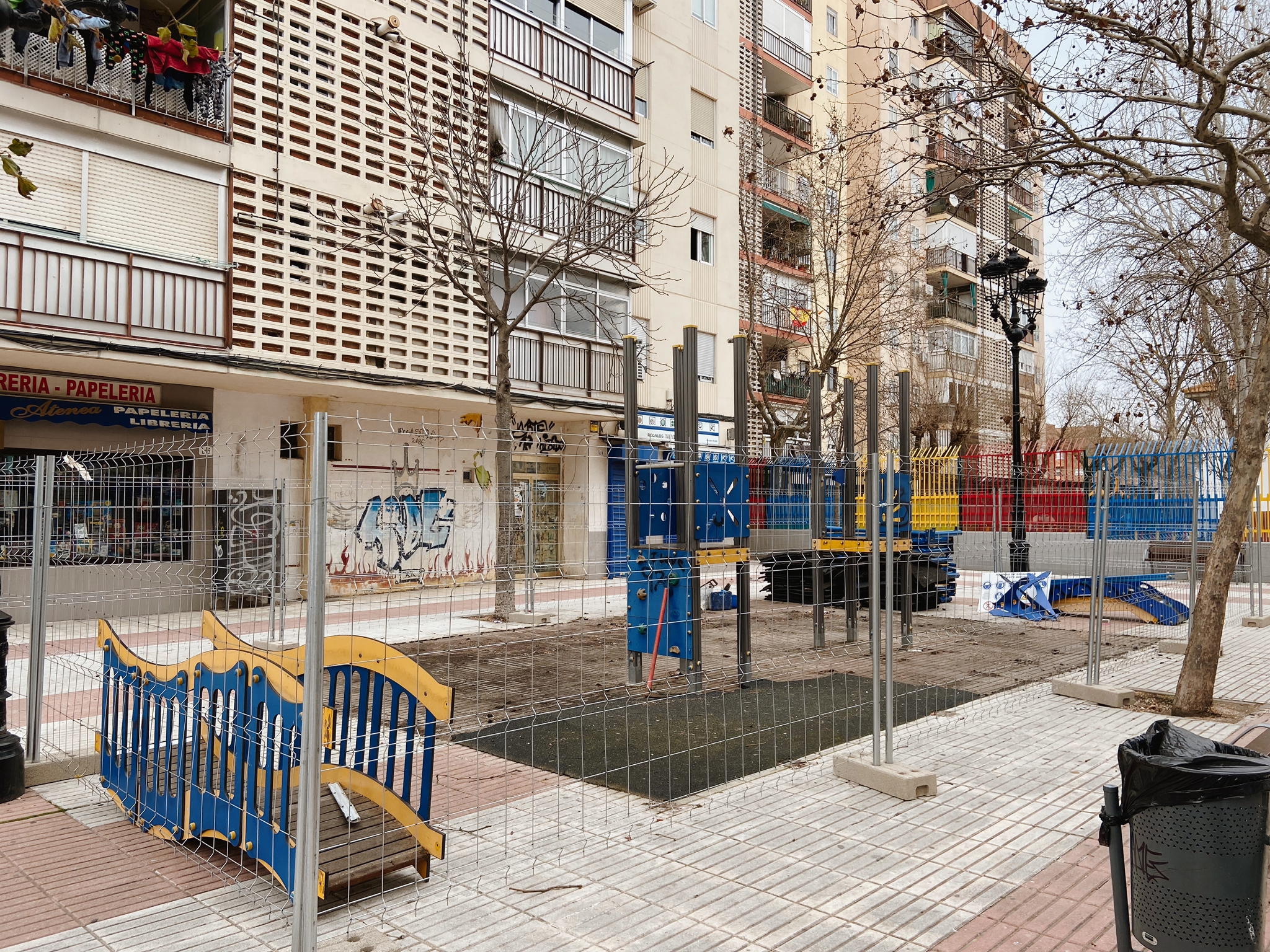 Comienzan las obras de renovación y adecuación de juegos infantiles en distintas zonas de Humanes de Madrid.