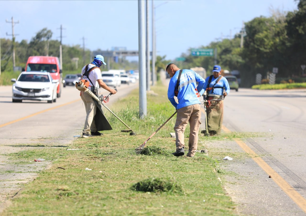 Gobierno refuerza limpieza en tramos carreteros – H. Ayuntamiento de Solidaridad