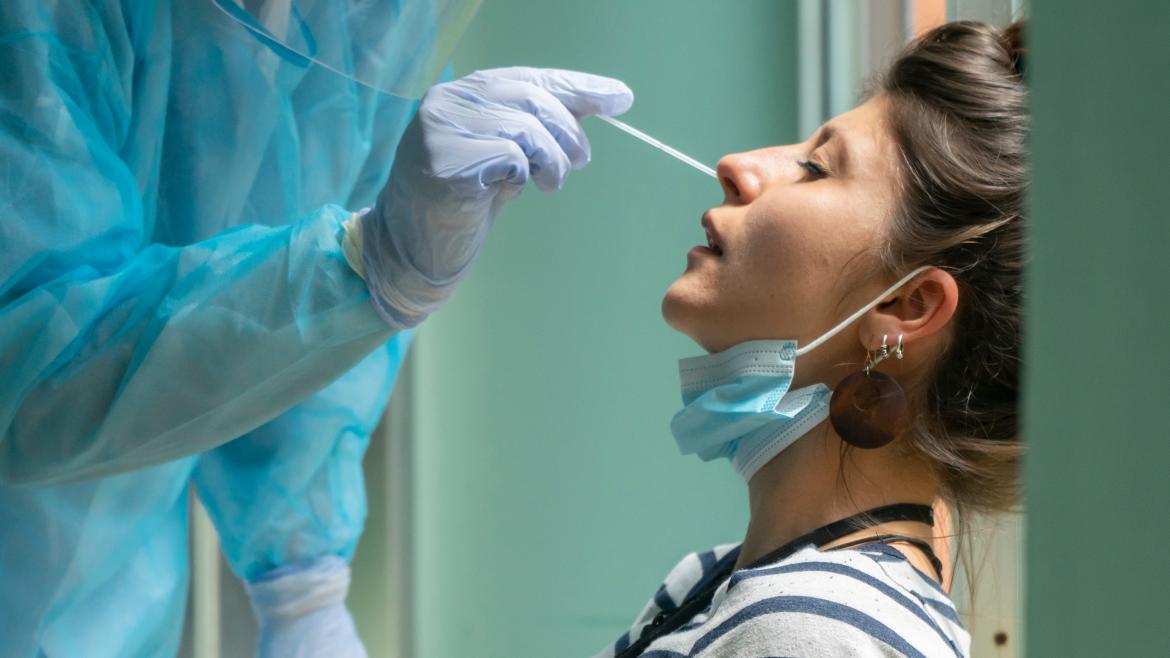 La Comunidad de Madrid adquiere 500.000 test rápidos de COVID y gripe para las urgencias de hospitales, Atención Primaria y centros sociosanitarios