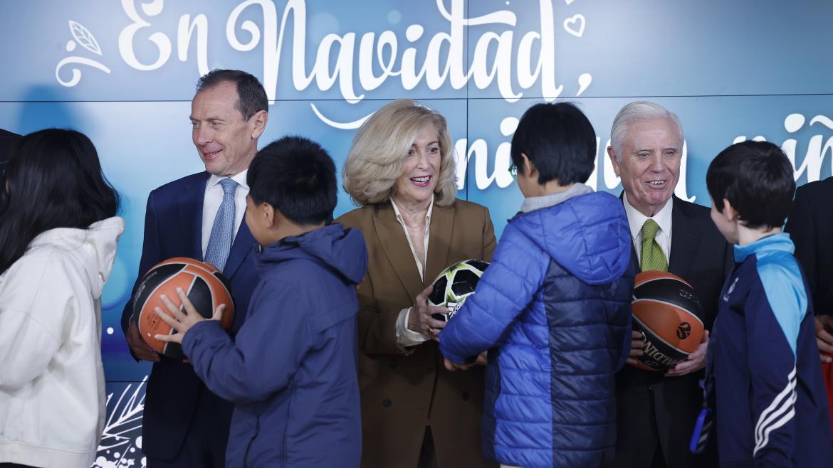 La Comunidad de Madrid participa en la entrega de regalos de la Fundación Real Madrid a menores tutelados
