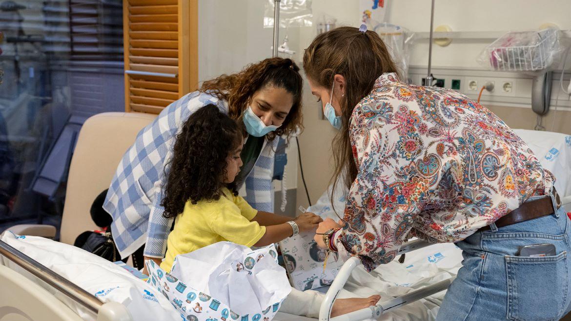 La campeona de pádel Martita Ortega reparte regalos a los pacientes del Hospital Gregorio Marañón