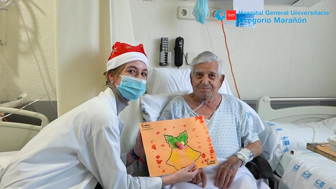 Los alumnos de dos colegios se convierten en los Reyes Magos de los pacientes de Geriatría del Hospital Gregorio Marañón