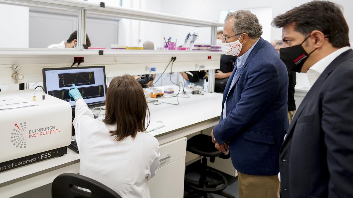Nuevos investigadores de la Comunidad de Madrid estudian propiedades desconocidas de los metamateriales
