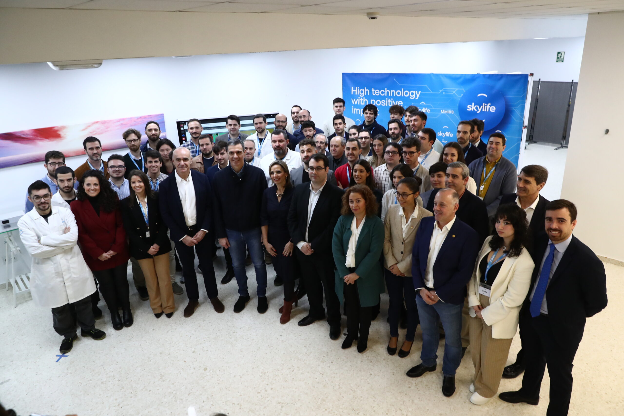 Pedro Sánchez reafirma su compromiso con el sector aeroespacial en su visita a la empresa Skylife en Sevilla, ciudad que acogerá la sede de la Agencia Espacial Española.