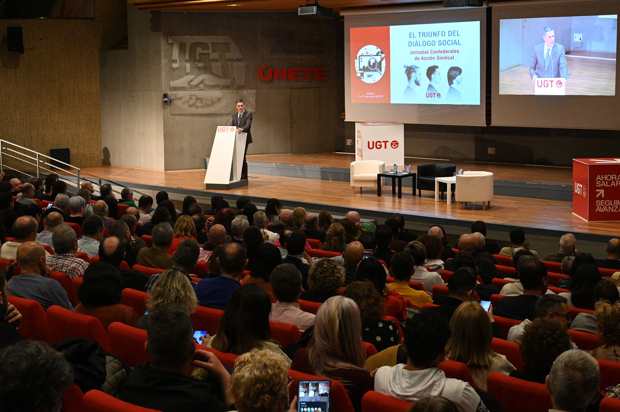 "Seguiremos dignificando las pensiones y el SMI, recuperando la dignidad de los empleos y protegiendo a la gente de a pie" [Presidente/Actividad]