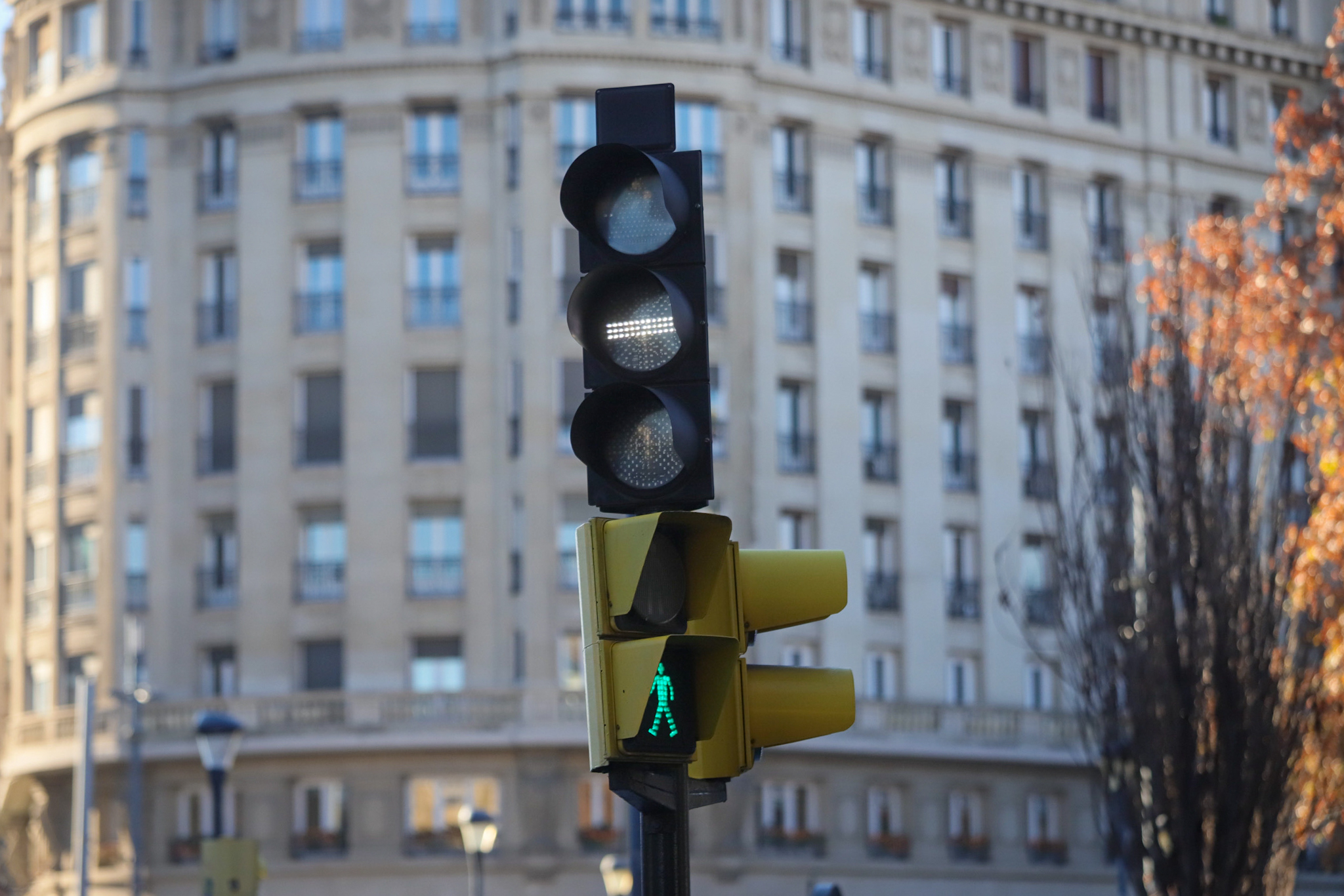 Zaragoza contará este año con 33 nuevos pasos de peatones con semáforos acústicos para invidentes y balizas luminosas en distintos cruces del tranvía. Noticia. Ayuntamiento de Zaragoza