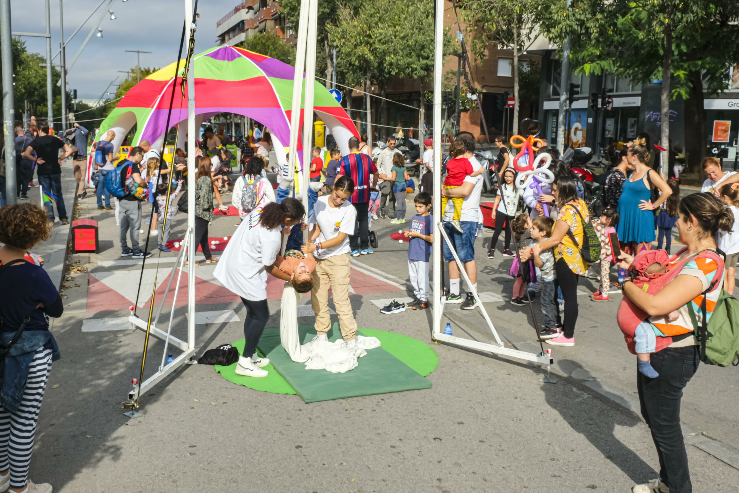 Circo para jóvenes, un nuevo proyecto social en el barrio Sant Ildefons