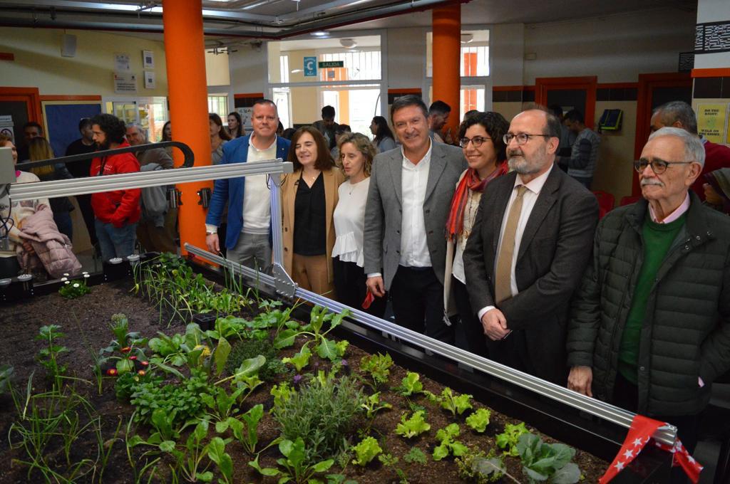 El IES Humanes se convierte en el primer centro educativo de España que cuenta con un robot agricultor