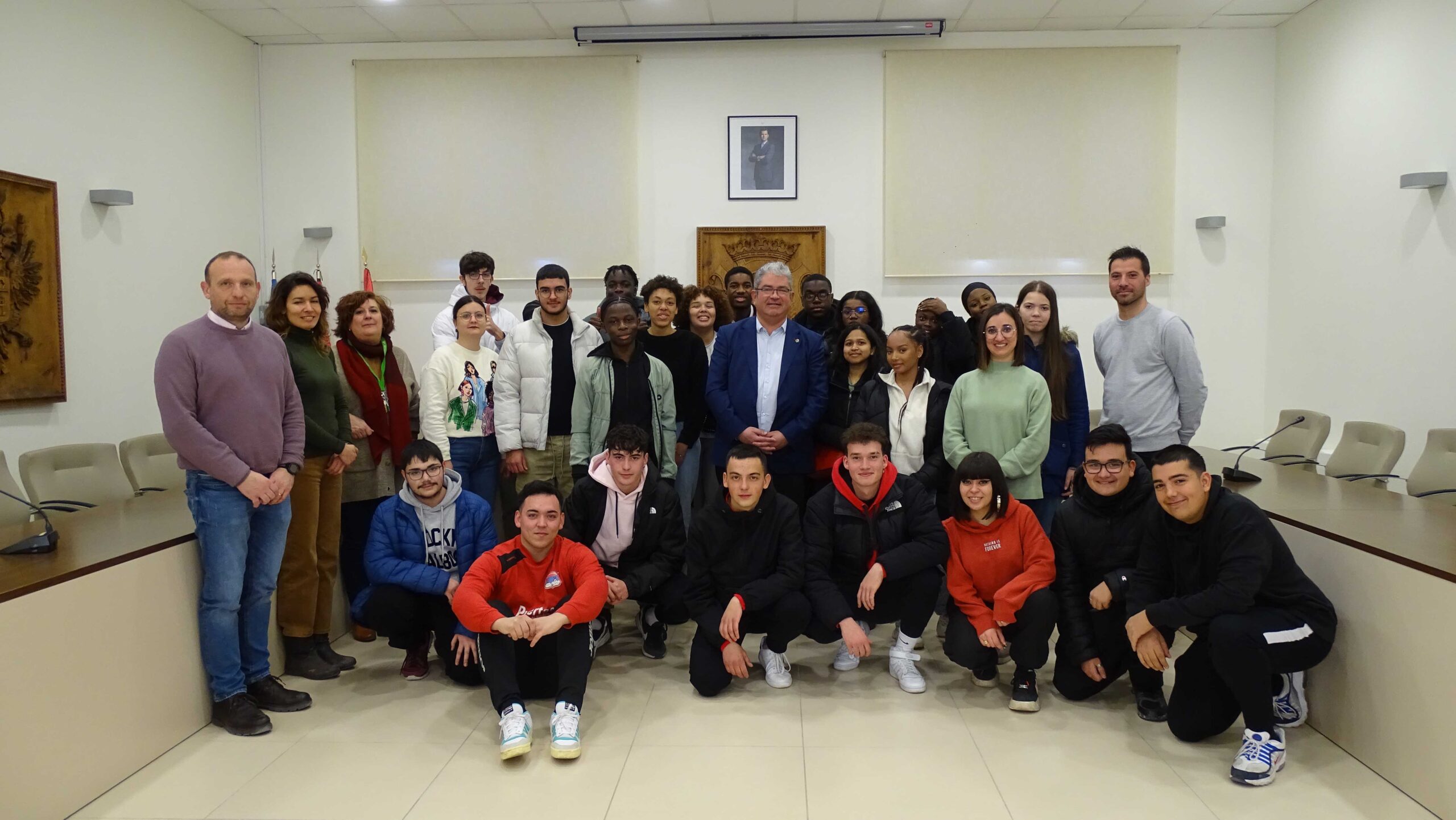 El alcalde recibe a una quincena de alumnos franceses que han llegado a España de intercambio con el programa Erasmus+