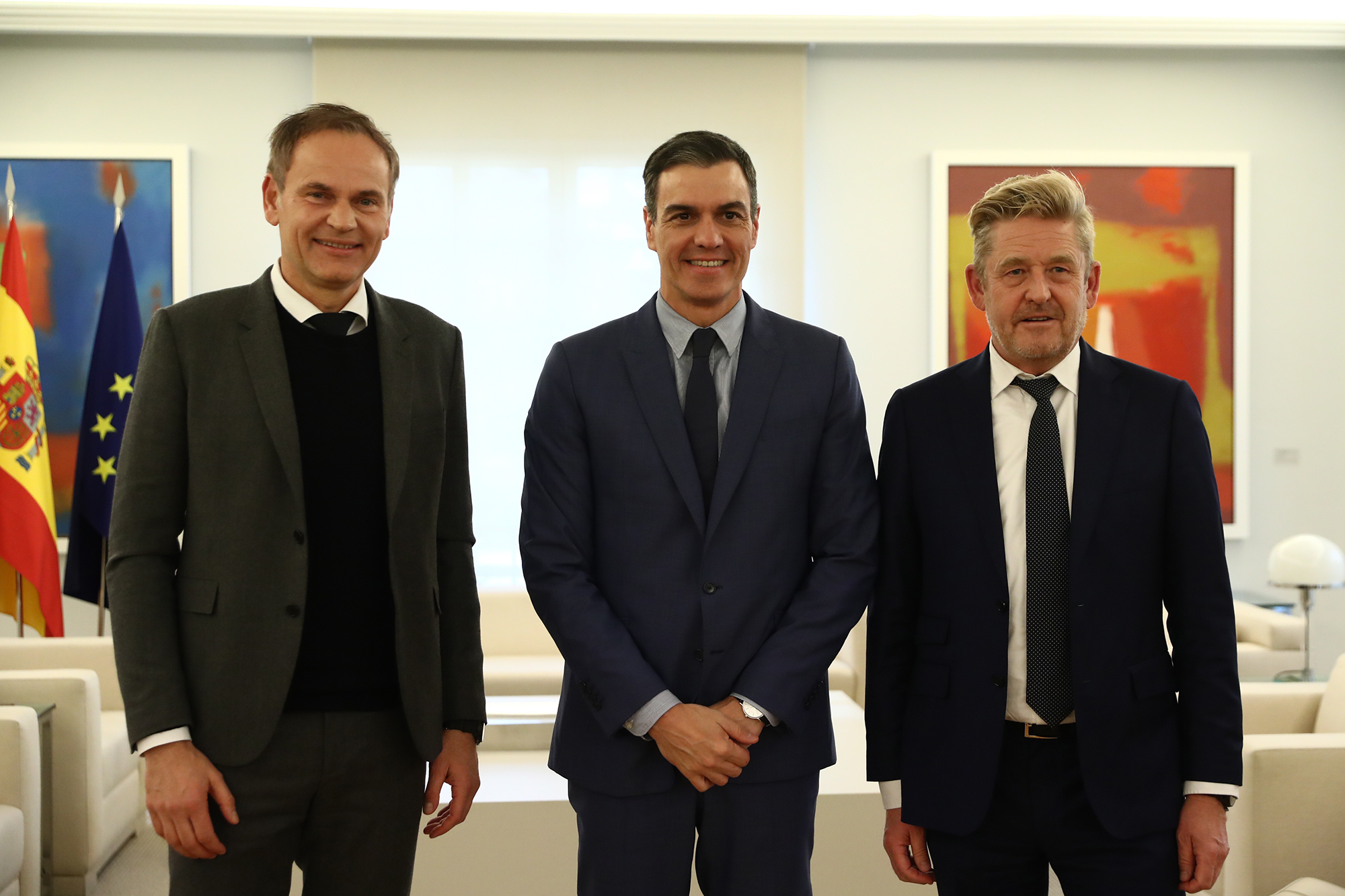 El presidente del Gobierno y el presidente ejecutivo de Volkswagen analizan los avances en la electrificación de la industria del automóvil, impulsada por el Plan de Recuperación