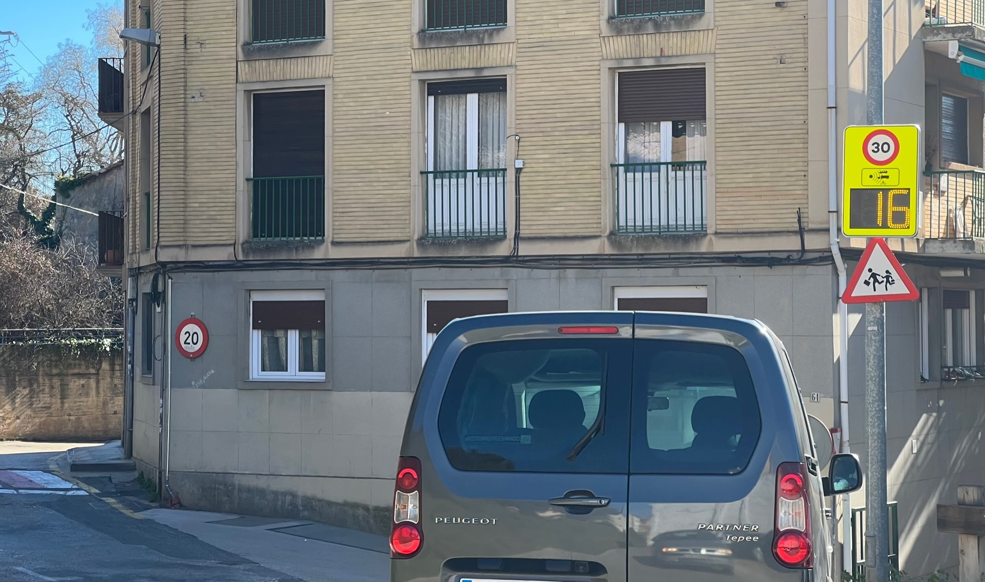 Instalado un ‘radar pedagógico’ en la calle Lizarra para informar de la velocidad a la que se circula – Ayuntamiento Estella-Lizarra Udala