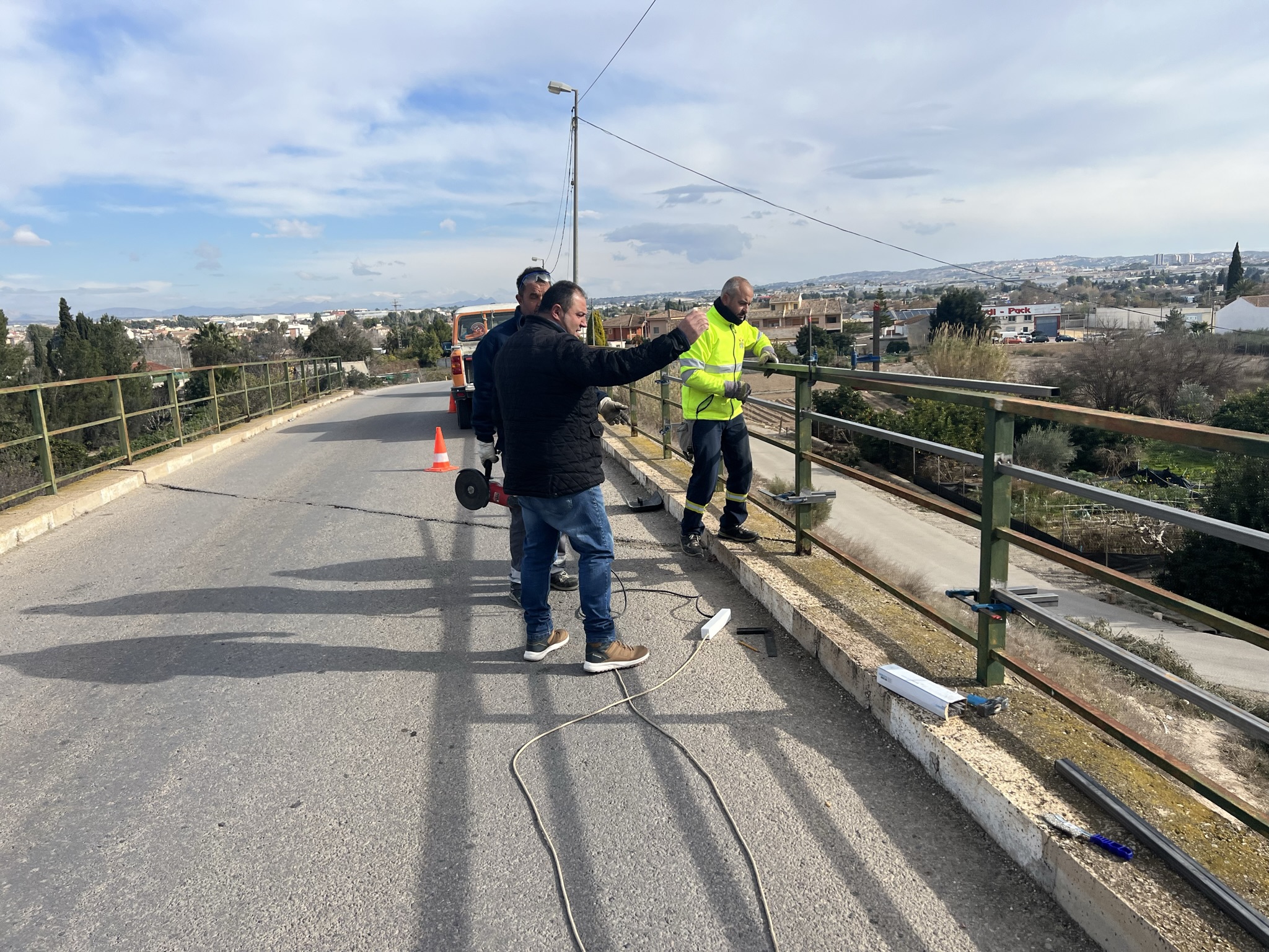 La Concejalía de Obras y Servicios acomete la reparación del puente de la Torre de los Frailes en la Huerta de Arriba