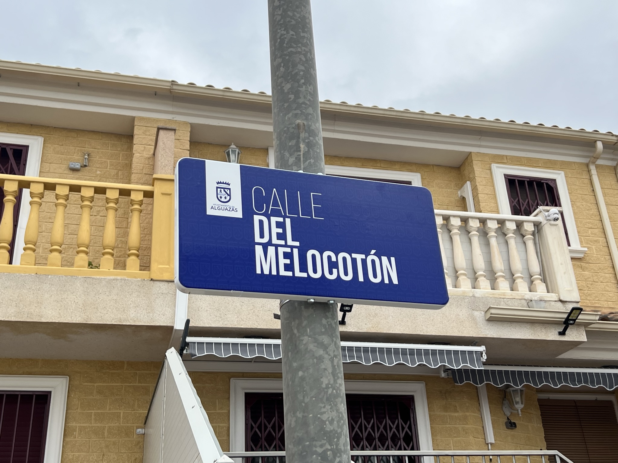 La Concejalía de Obras y Servicios completa la renovación de placas de calles en toda la localidad
