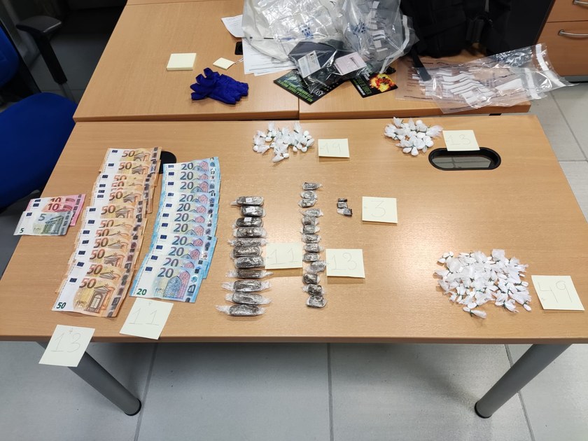 La Policía Municipal de Arrasate incauta 81 papelinas de cocaína, 27 pastillas de hachís y 895 euros en metálico — Ayuntamiento de Mondragón