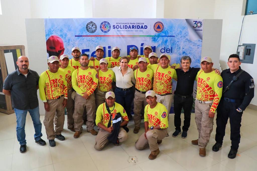 Lili Campos reconoce a guardavidas con bonos – H. Ayuntamiento de Solidaridad