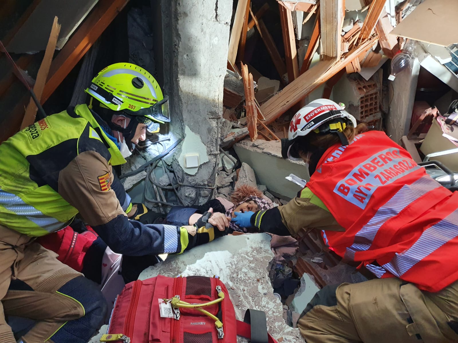 Los Bomberos de Zaragoza trasladados a Turquía rescatan a una mujer con vida bajo los escombros. Noticia. Ayuntamiento de Zaragoza