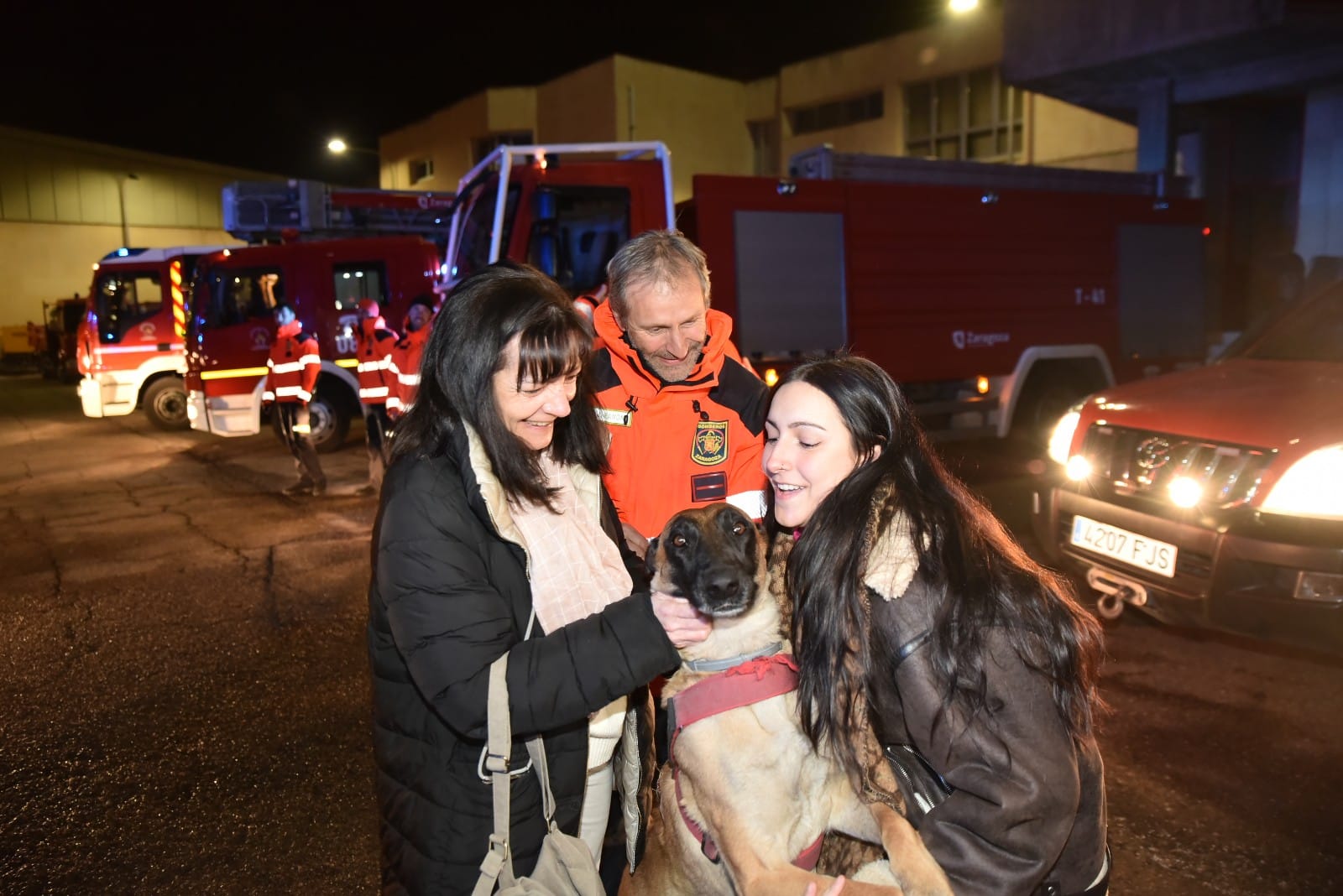 Los Bomberos desplazados a Turquía regresan a Zaragoza entre aplausos, sirenas y abrazos. Noticia. Ayuntamiento de Zaragoza