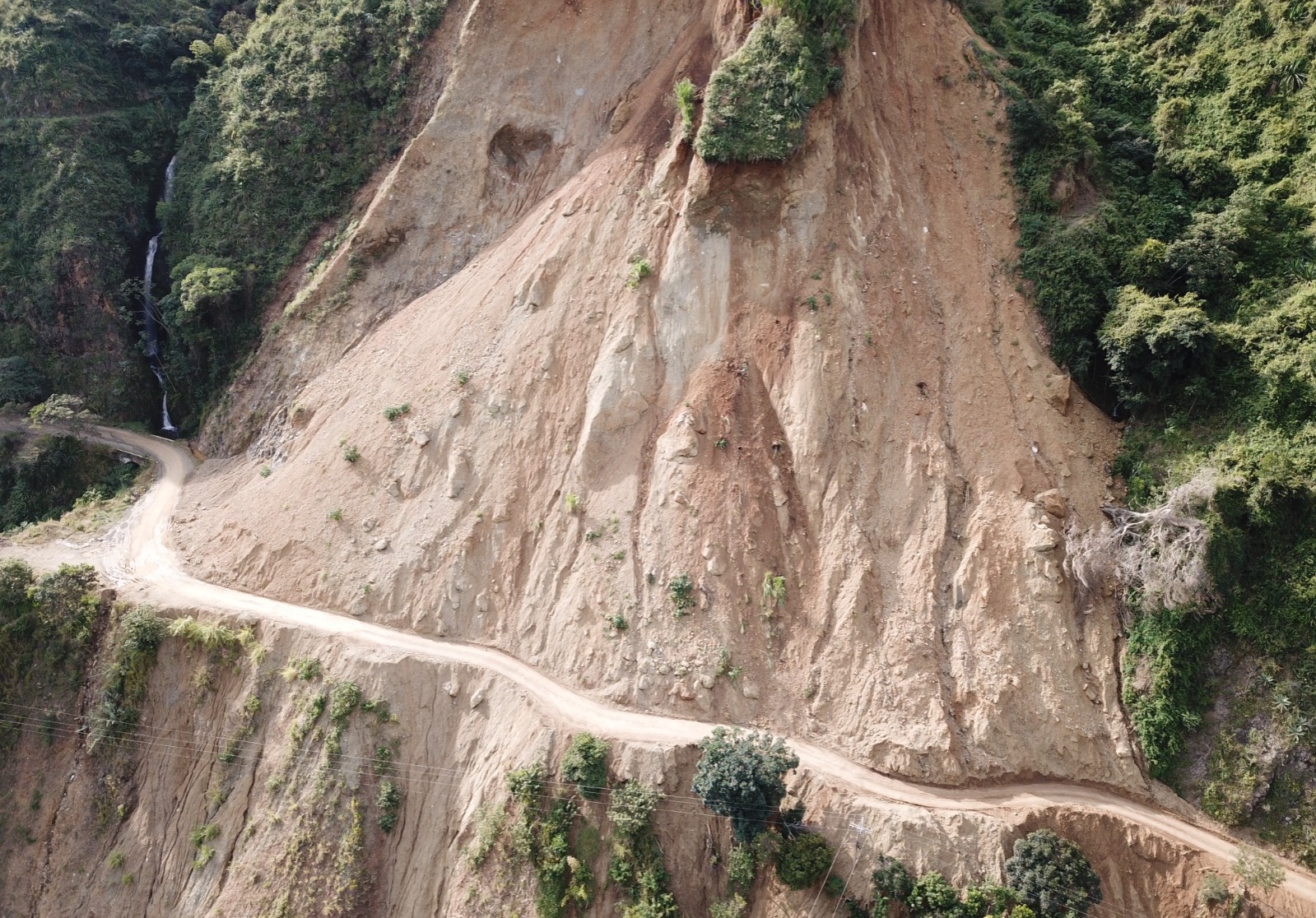 ¡Inició la intervención de la ladera en la vía a La Esperanza! -