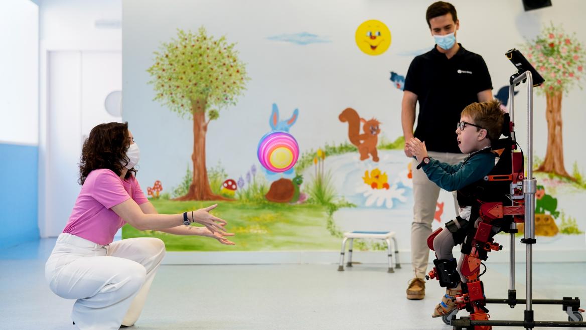 Díaz Ayuso anuncia el uso pionero de exoesqueletos diseñados para la rehabilitación de niños en hospitales públicos de la Comunidad de Madrid