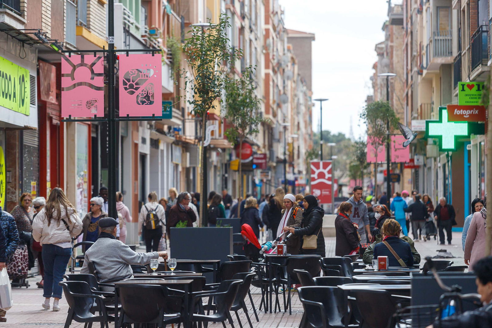 El Paseo Comercial Delicias estrena nueva iluminación. Noticia. Ayuntamiento de Zaragoza