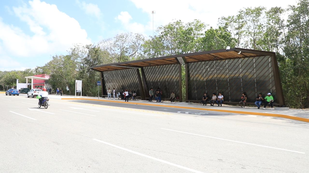 Inaugura Lili Campos paradero para estudiantes