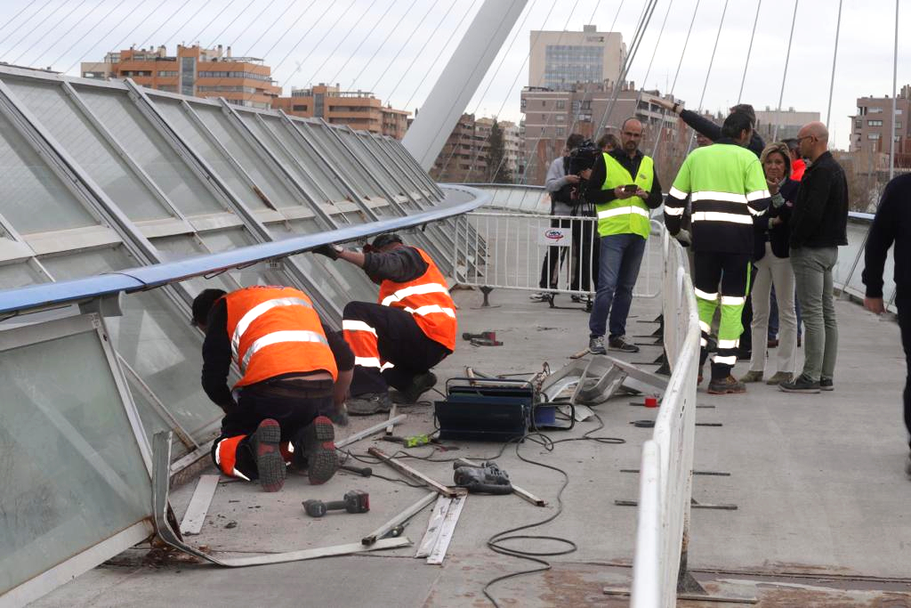 La pasarela del Voluntariado se somete a trabajos de mejora para sanear sus elementos metálicos. Noticia. Ayuntamiento de Zaragoza