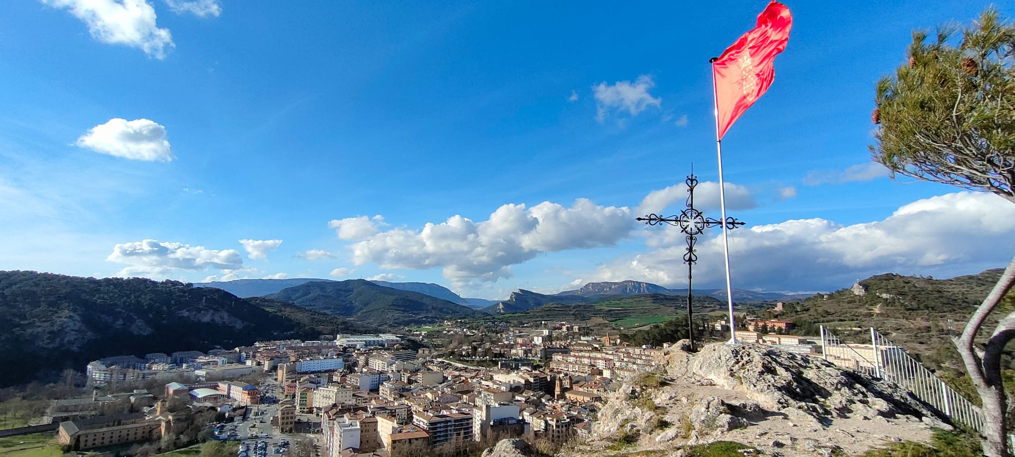 Las banderas del Reino de Navarra ondean en los castillos de Estella-Lizarra – Ayuntamiento Estella-Lizarra Udala