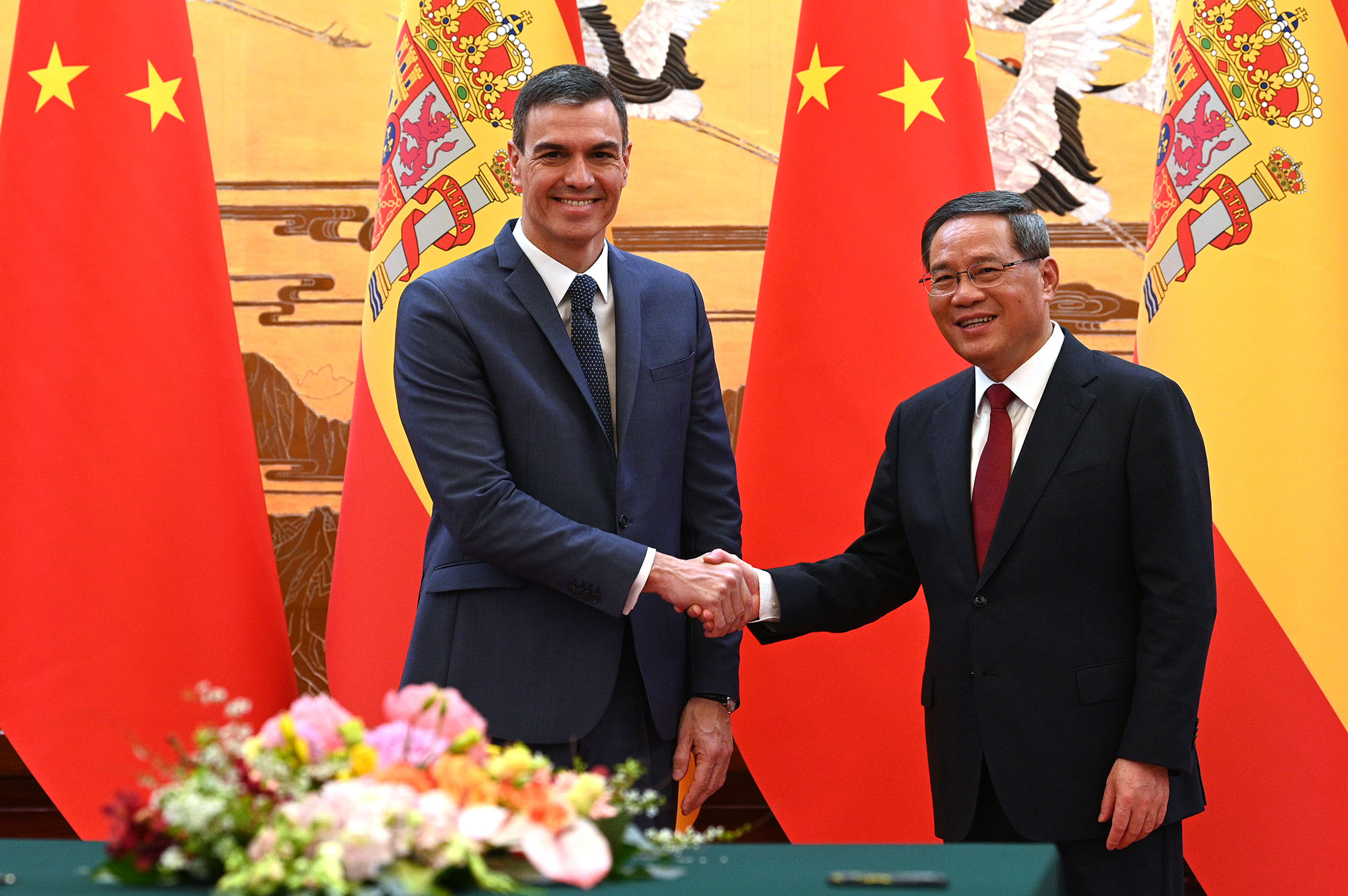 Pedro Sánchez se reúne en Pekín con el primer ministro chino, Li Qiang, y ambos países firman cuatro acuerdos de colaboración