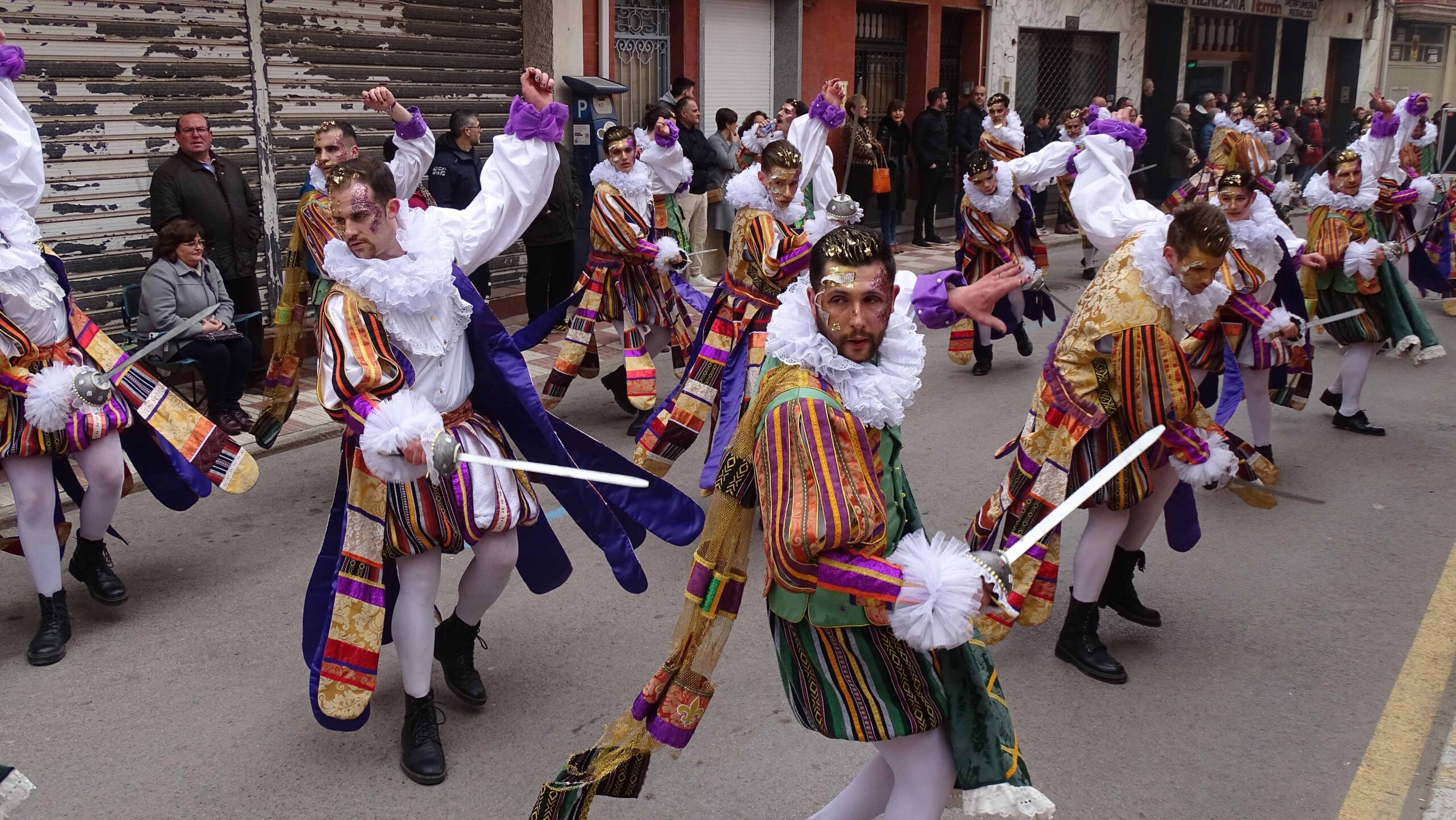 Quince comparsas ofrecen un vistoso y colorido desfile de Carnaval en Quintanar