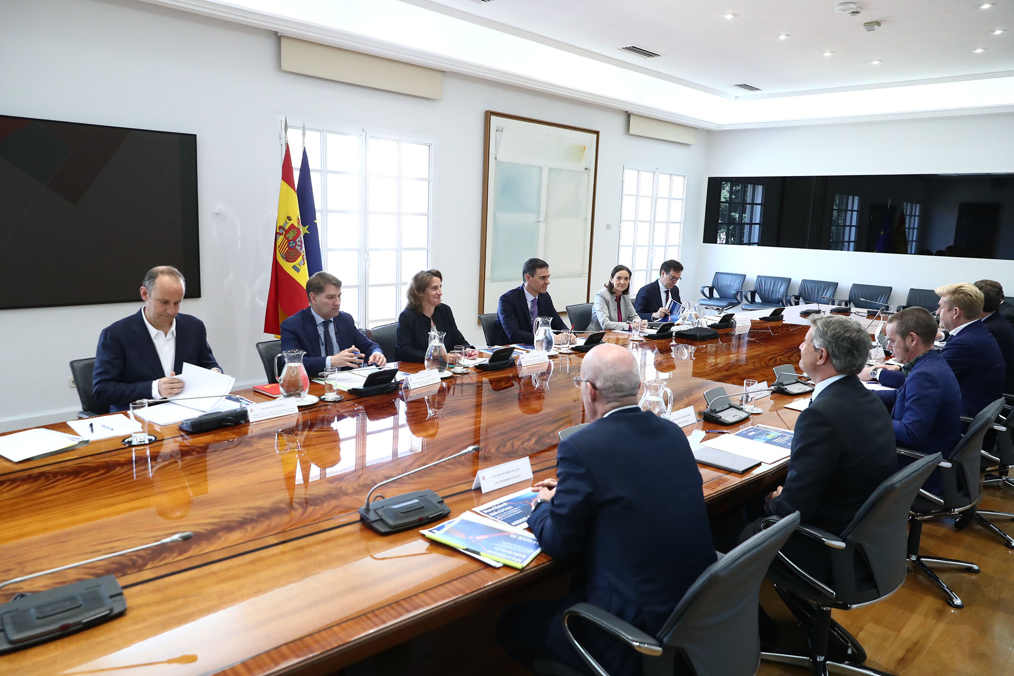 Sánchez se reúne con asociaciones del sector de la automoción y anuncia nuevas medidas para acelerar la movilidad eléctrica