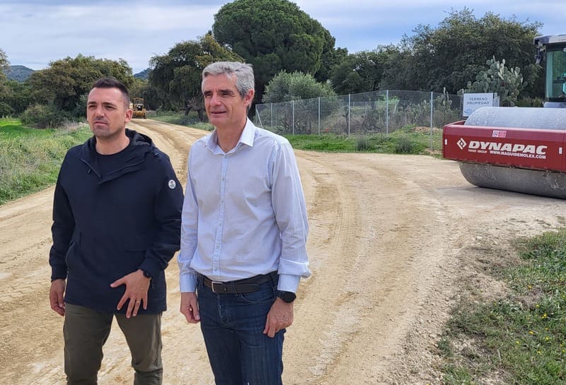Se acondiciona el camino de Juan Candil ante la tardanza de la Junta en actuar