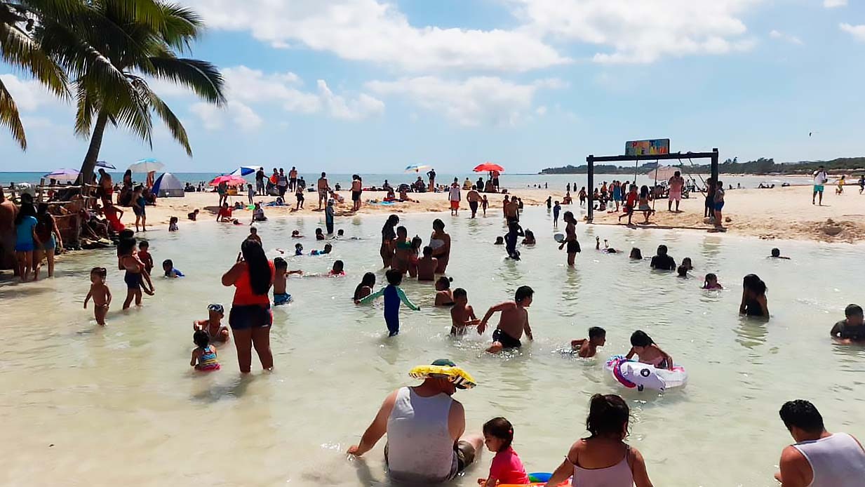 Turistas y locales disfrutan de playas cuidadas – H. Ayuntamiento de Solidaridad