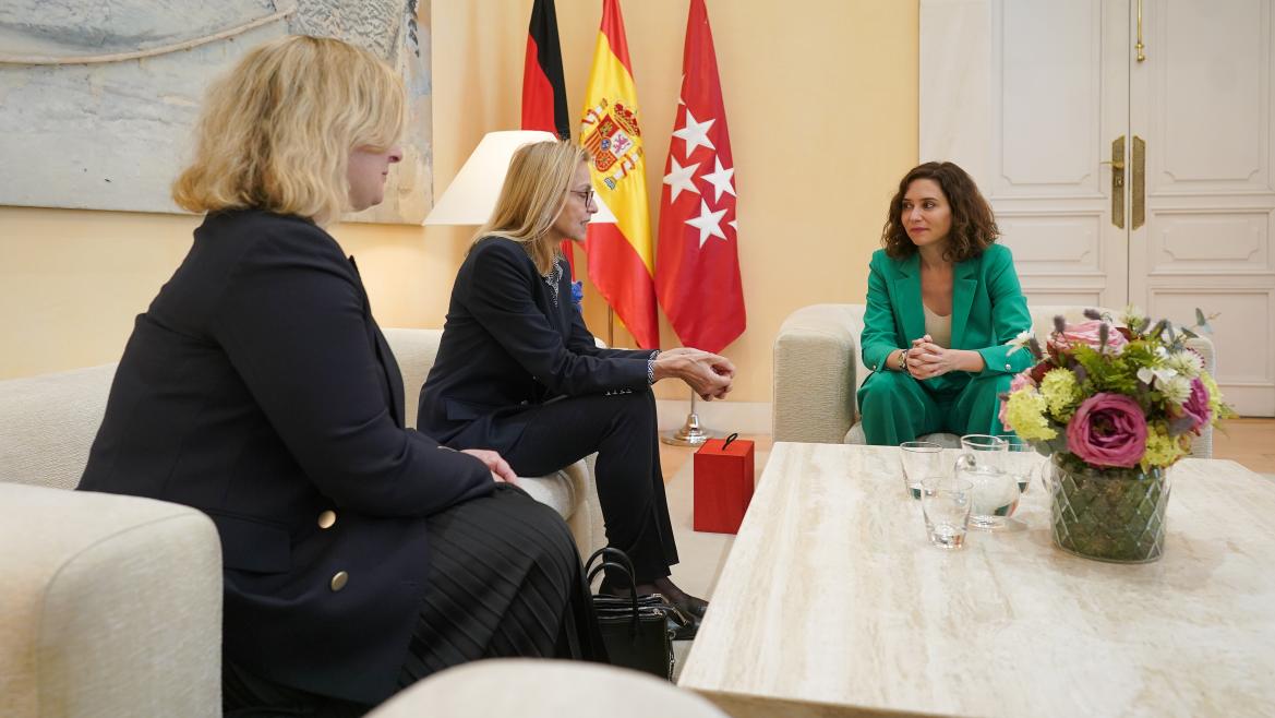Díaz Ayuso se reúne con la embajadora de Alemania en España