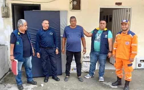 Entregamos ayudas a 14 familias damnificadas por inundación pluvial en el sector del Parque Lineal -