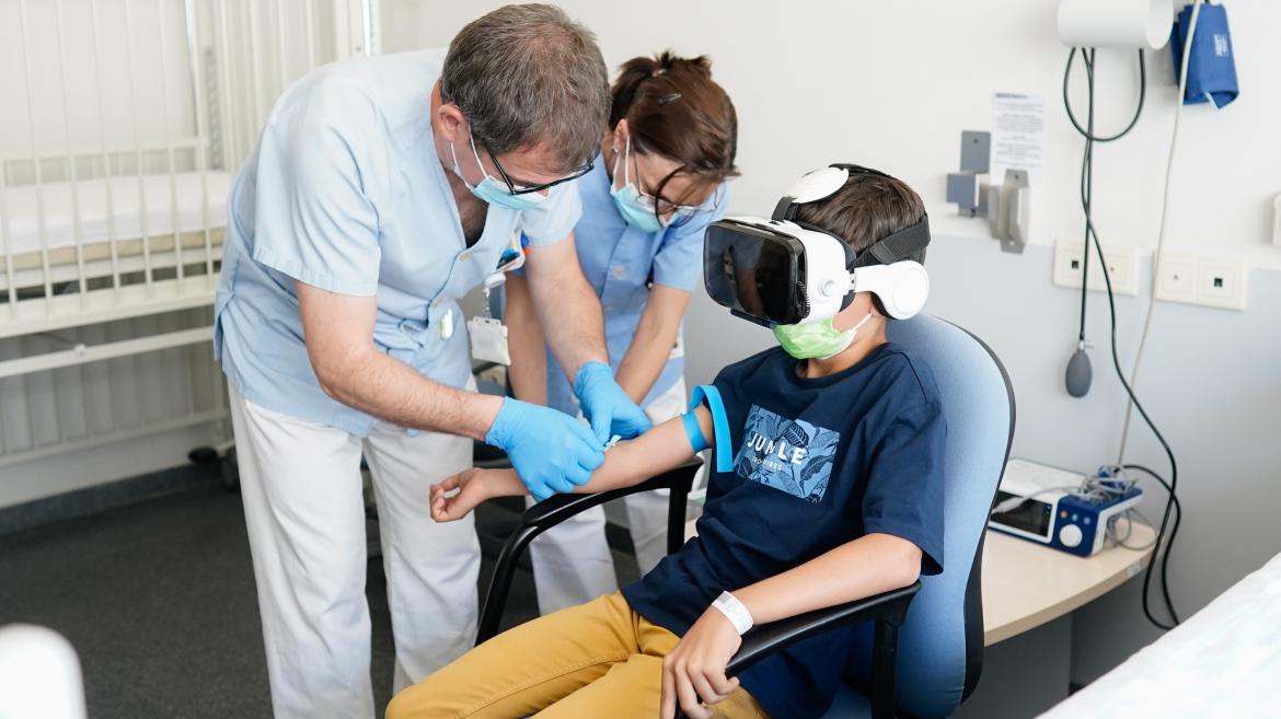 La Comunidad de Madrid aplica una terapia con ondas de choque en el Hospital del Tajo para mejorar la rehabilitación de los pacientes