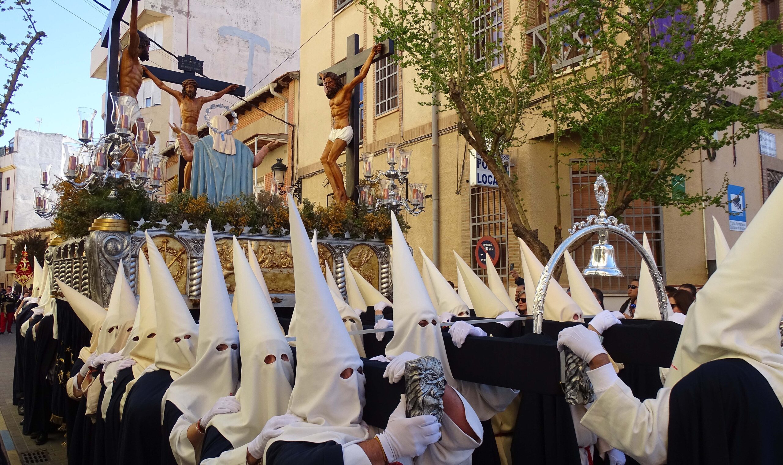 La Procesión de los Pasos despierta emociones y sentimientos en cofrades y público general
