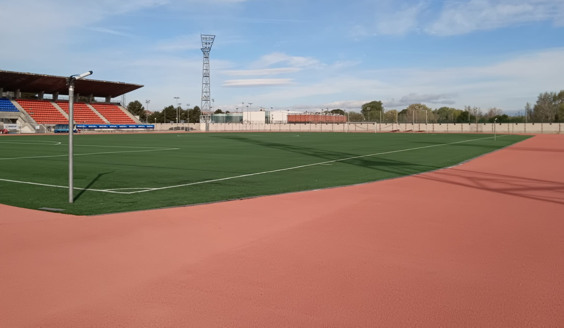 La nueva pista de atletismo y el césped del campo de fútbol ‘Santiago del Pino’ ya son una realidad