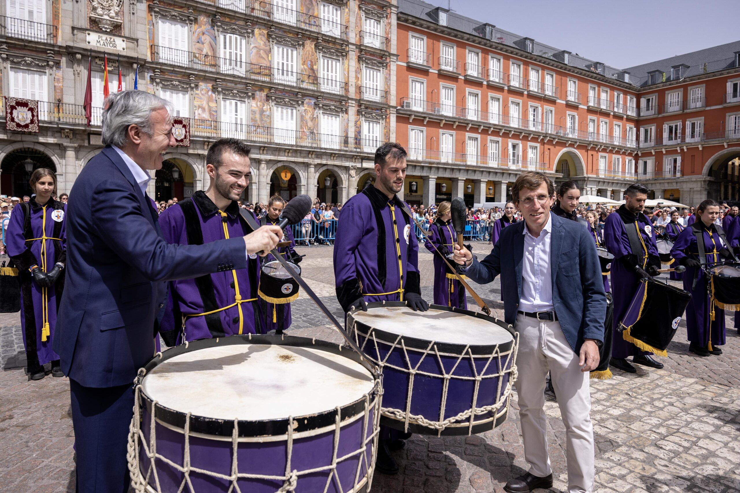 Los alcaldes de Madrid y Zaragoza participan en la tamborrada final de la Semana Santa madrileña. Noticia. Ayuntamiento de Zaragoza