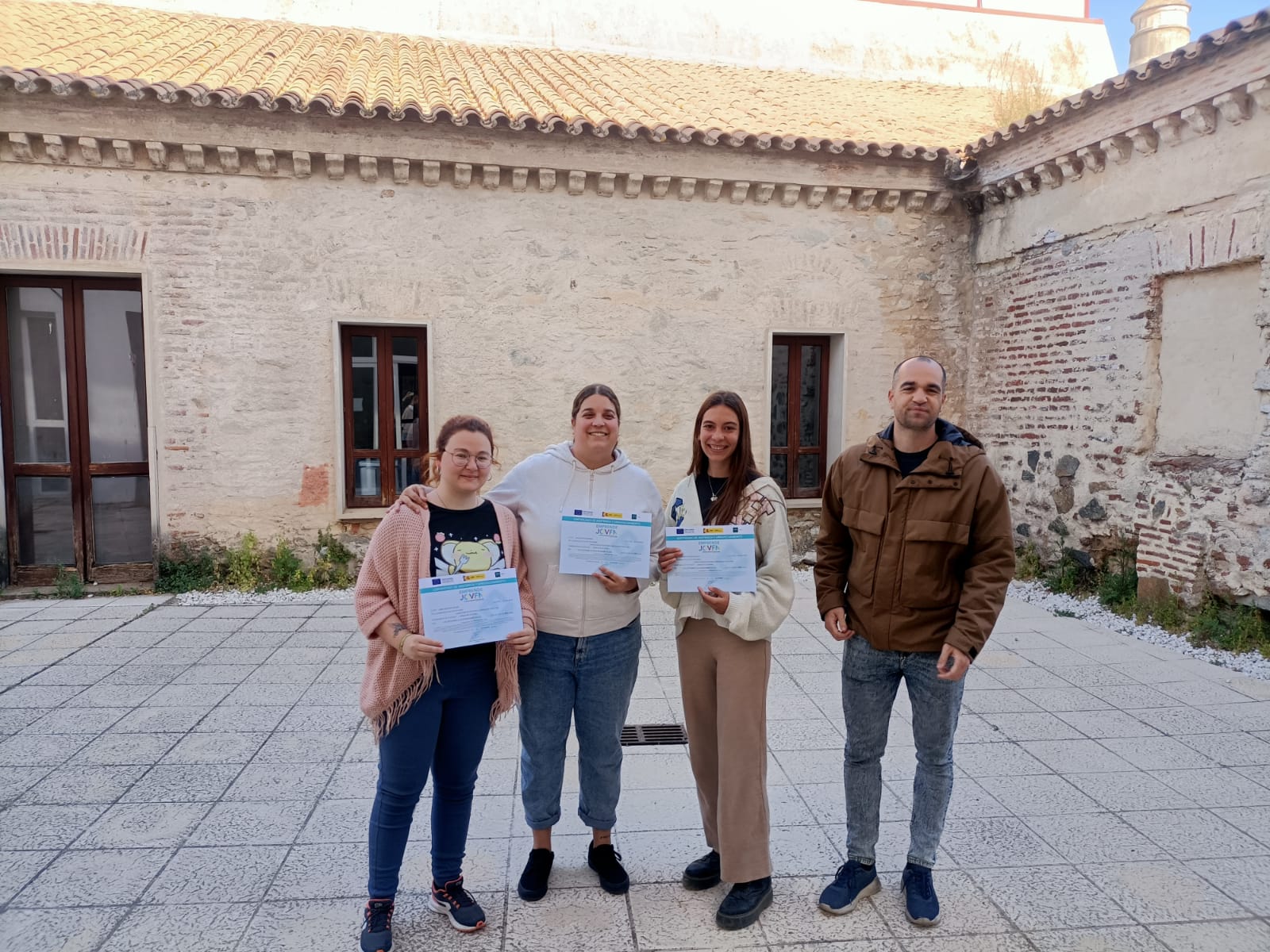 Trece Jóvenes de Cazalla, entre 16 y 30 años, finalizan el curso de “Confección de vestuario a medida en textil y piel” dentro del Proyecto Emprendejoven de la Diputación de Sevilla. 