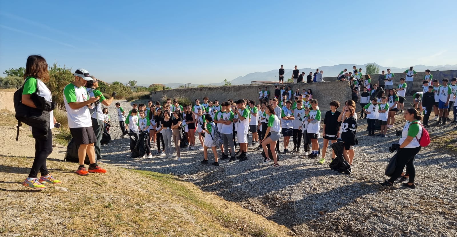 Un centenar de escolares de Cúllar Vega colaboran en la limpieza del río Dílar
