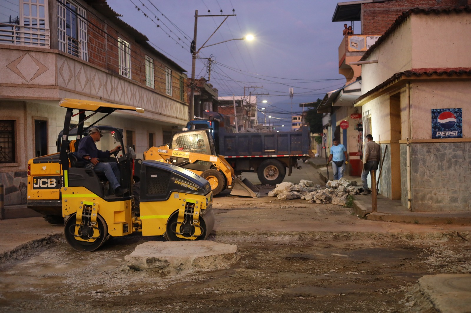 ¡No paramos! El Plan Bacheo llegó a territorio PAZOS, esta vez estuvo en el barrio Colombia -