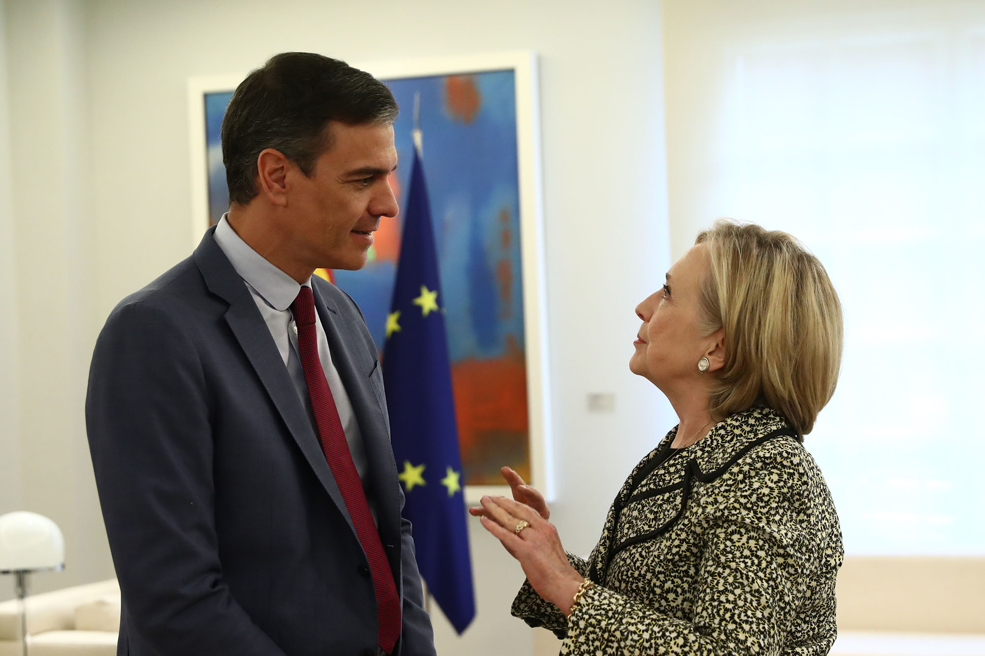 La Moncloa. 30/05/2023. Pedro Sánchez y Hillary Clinton se reúnen en el Palacio de la Moncloa [Presidente/Actividad]
